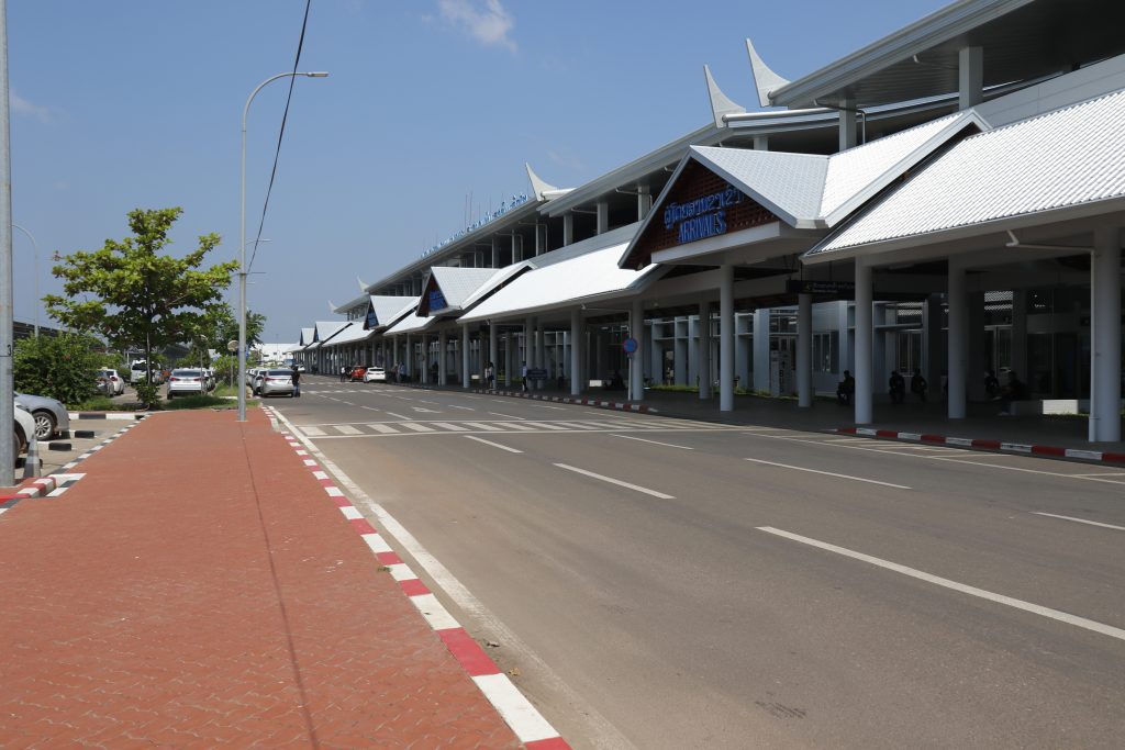 공항 앞 도로 횡단보도