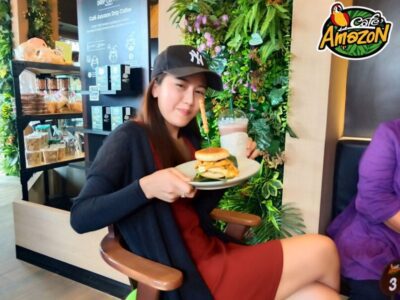 라오스 수도 비엔티안 아마존카페 에서 차마시는 여자