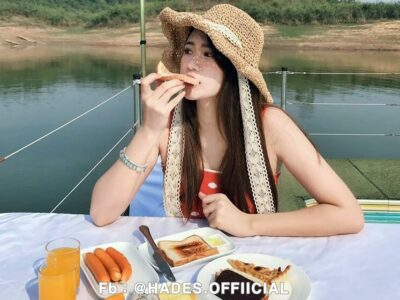 라오스 방비엥 맛집 - 야외에서 식사 중인 라오스 여자