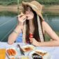 라오스 방비엥 맛집 - 야외에서 식사 중인 라오스 여자