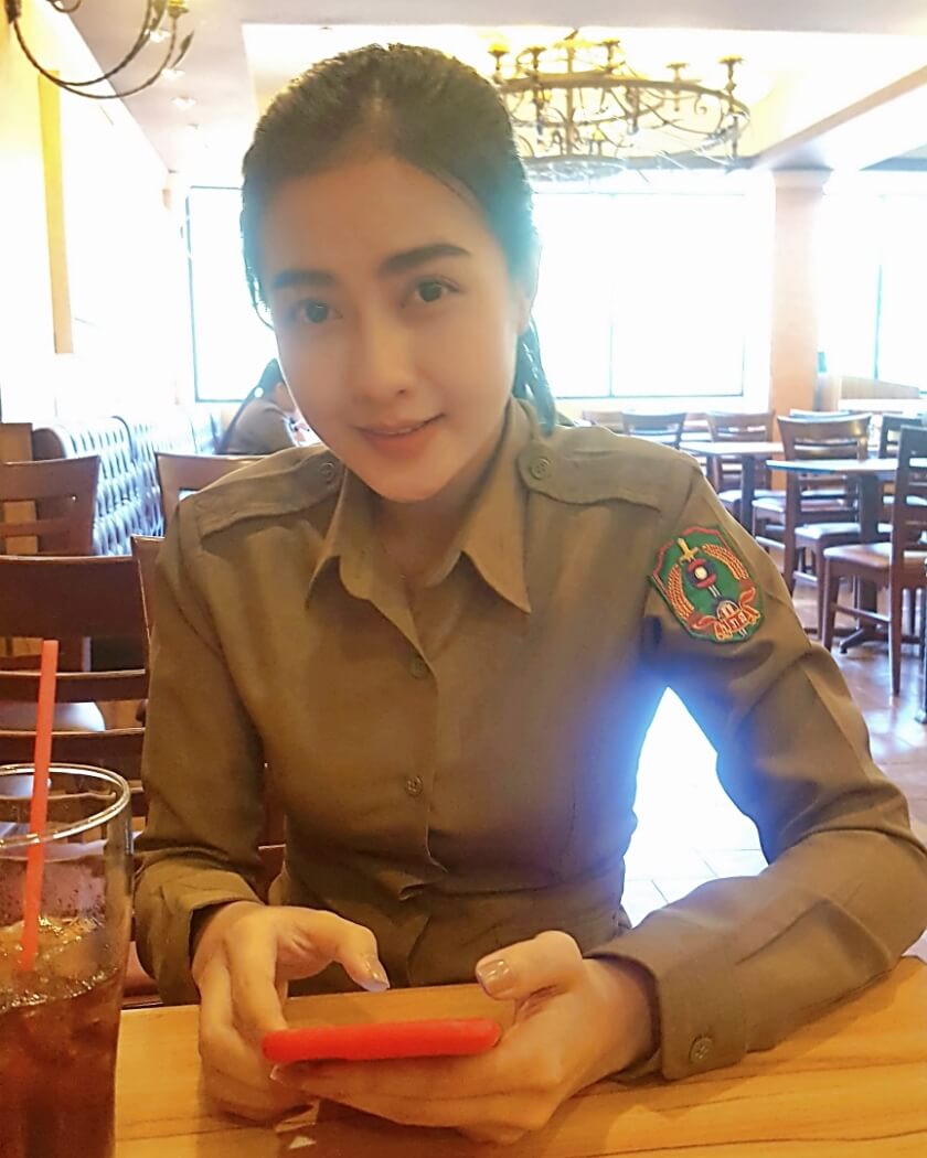 라오스 여자 경찰이 식사를 하고 있다