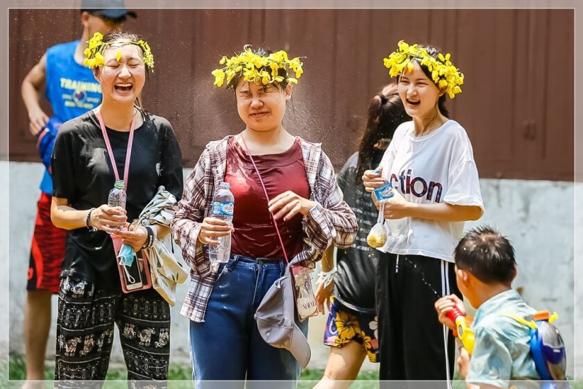 라오스 수도 위양짠 삐마이 축제를 즐기는 여자들