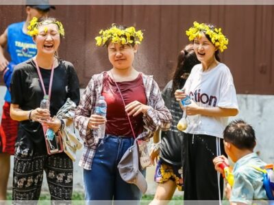 라오스 수도 위양짠 삐마이 축제를 즐기는 여자들