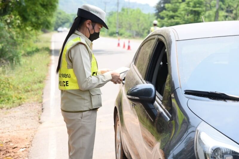 교통 단속을 하고 있는 라오스 경찰