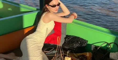 라오스 루앙프라방 크루즈 여행을 즐기는 여성