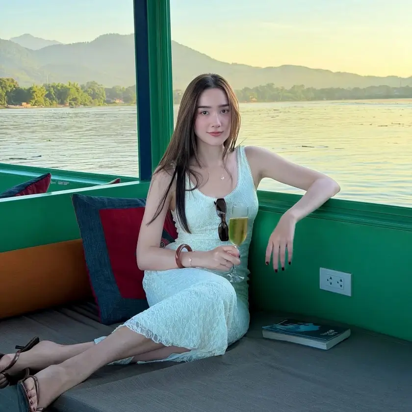 루앙프라방 크루즈 여행을 즐기며 와인을 마시는 외국인 여성