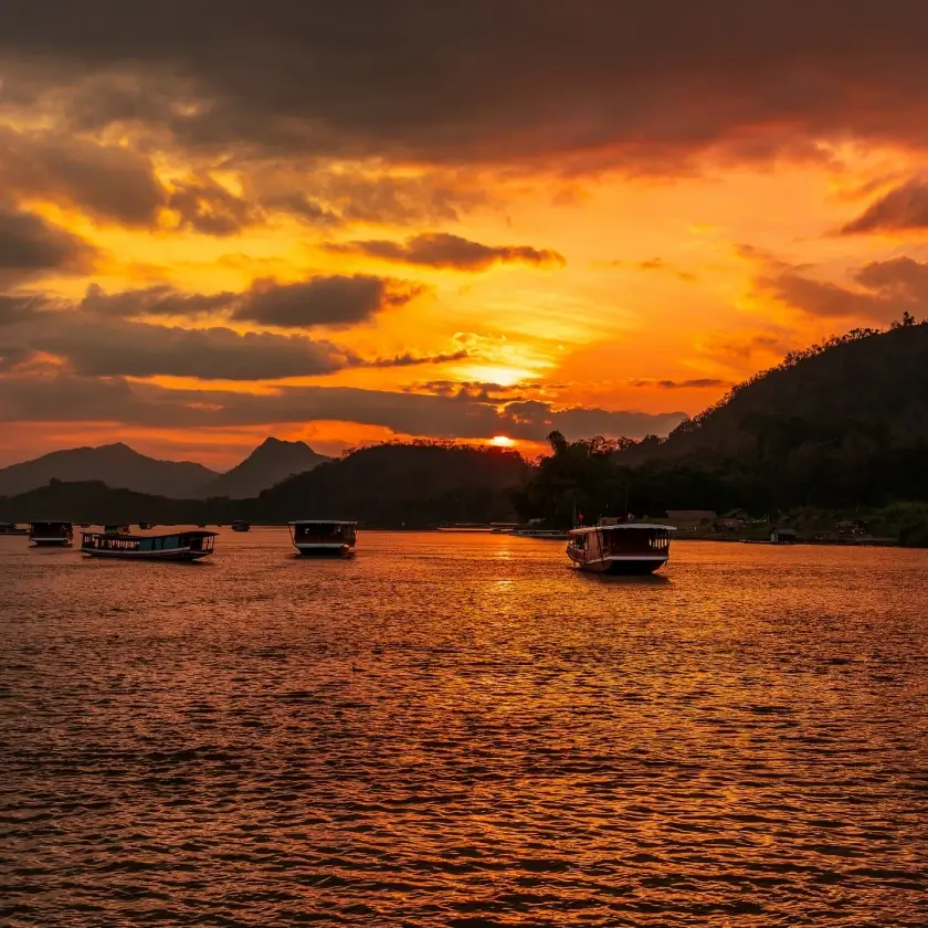 라오스 루앙프라방 메콩강 저녁 노을 풍경